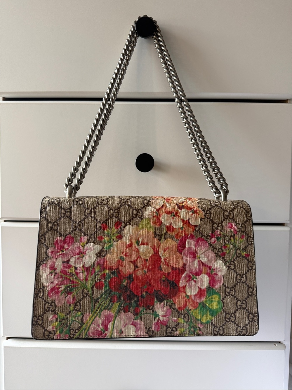 Gucci Floral GG Supreme Shoulder Bag in Beige and Red - Picture 2 of 3